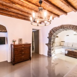 Triantaros Family House – Παραδοσιακή κατοικία στην Τήνο με μοντέρνες ανέσεις και γραφική τοποθεσία.