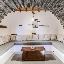 Triantaros Family House – Παραδοσιακή κατοικία στην Τήνο με μοντέρνες ανέσεις και γραφική τοποθεσία.