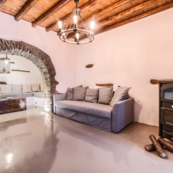 Triantaros Family House – Παραδοσιακή κατοικία στην Τήνο με μοντέρνες ανέσεις και γραφική τοποθεσία.