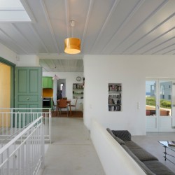 Ευρύχωρο σαλόνι με μοντέρνα διακόσμηση στη Villa Rosa Maria, Τήνος.
