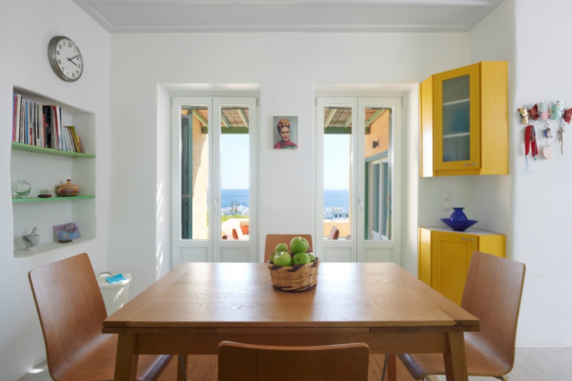 Ευρύχωρο σαλόνι με μοντέρνα διακόσμηση στη Villa Rosa Maria, Τήνος.