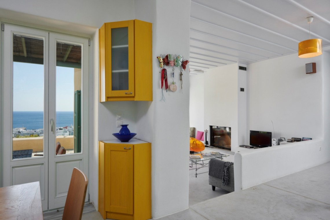 Ευρύχωρο σαλόνι με μοντέρνα διακόσμηση στη Villa Rosa Maria, Τήνος.
