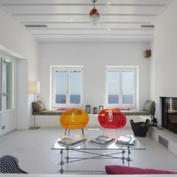 Ευρύχωρο σαλόνι με μοντέρνα διακόσμηση στη Villa Rosa Maria, Τήνος.