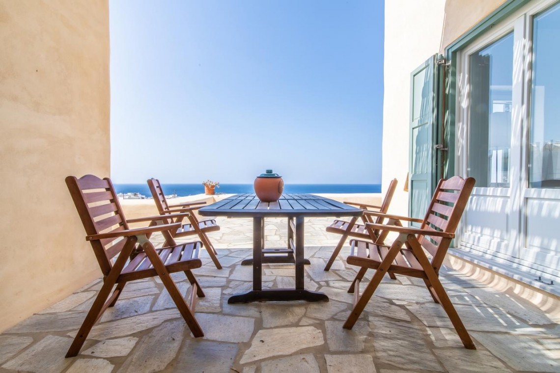 Βεράντα της Villa Rosa Maria με ανεμπόδιστη θέα στο Αιγαίο και τα Κυκλαδονήσια.