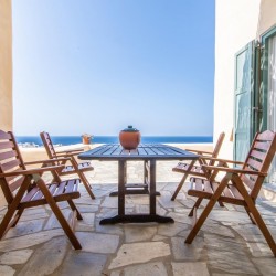 Βεράντα της Villa Rosa Maria με ανεμπόδιστη θέα στο Αιγαίο και τα Κυκλαδονήσια.