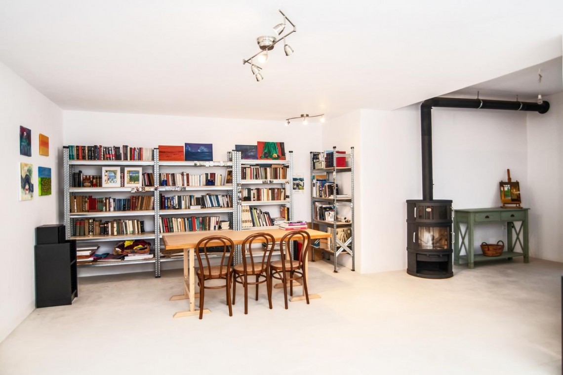 Bright and spacious living room in a villa on Tinos Island, ideal for relaxation and family gatherings.