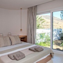 Unforgettable Beach House in Tinos II – Παραθαλάσσια κατοικία στη Λυχναφτιά, με άμεση πρόσβαση στη θάλασσα.