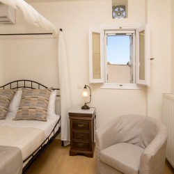 Κομψό και minimal σαλόνι της Villa Adele, με άνετους καναπέδες και φυσικό φωτισμό.