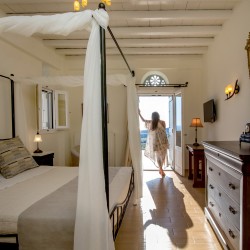 Κομψό και minimal σαλόνι της Villa Adele, με άνετους καναπέδες και φυσικό φωτισμό.