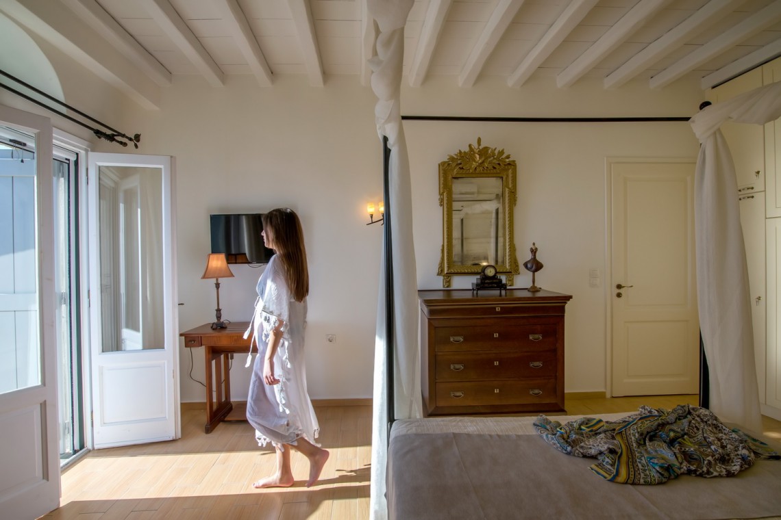 Κομψό και minimal σαλόνι της Villa Adele, με άνετους καναπέδες και φυσικό φωτισμό.