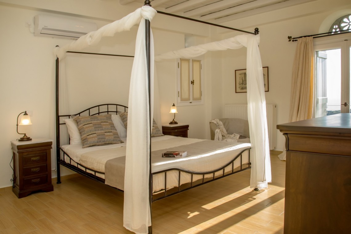 Κομψό και minimal σαλόνι της Villa Adele, με άνετους καναπέδες και φυσικό φωτισμό.