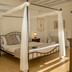Κομψό και minimal σαλόνι της Villa Adele, με άνετους καναπέδες και φυσικό φωτισμό.