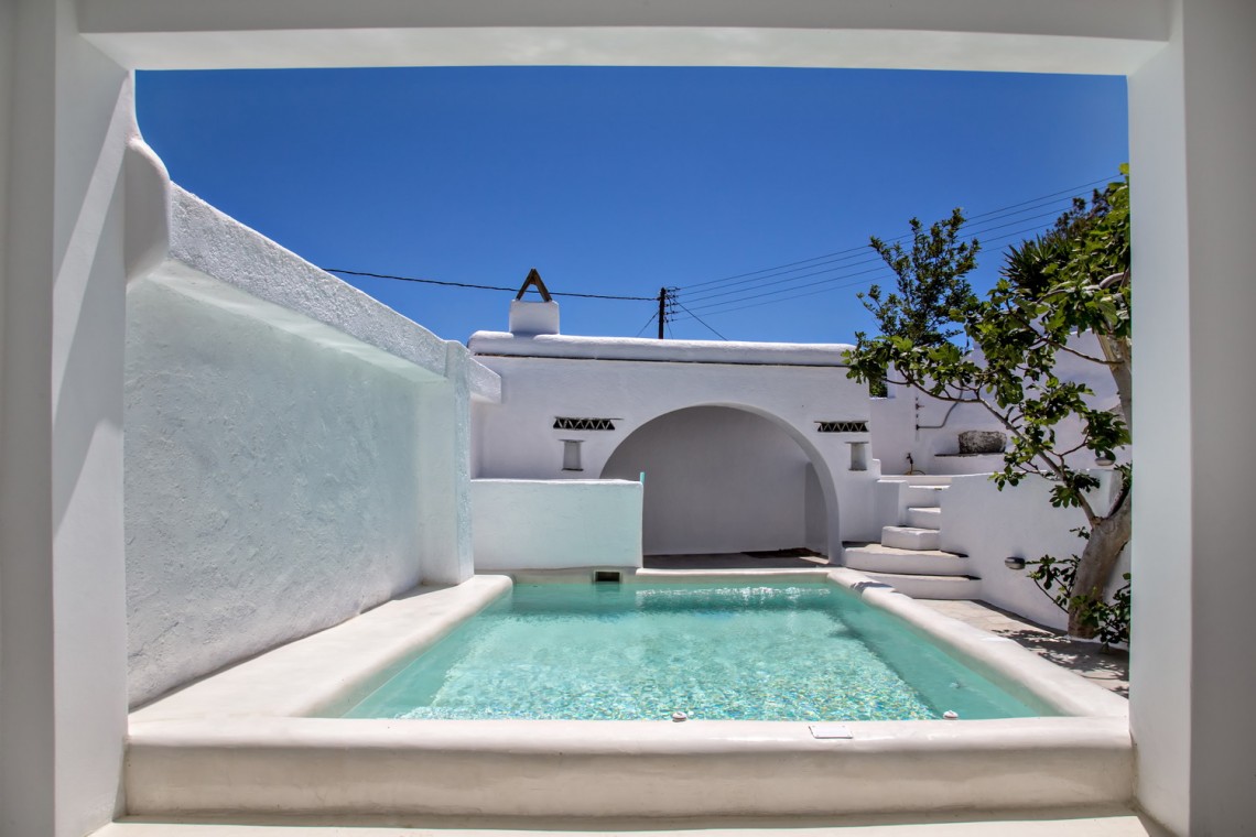 Ιδιωτική πισίνα της Beachside Villa με θέα στο Αιγαίο.