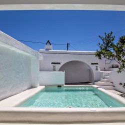 Ιδιωτική πισίνα της Beachside Villa με θέα στο Αιγαίο.