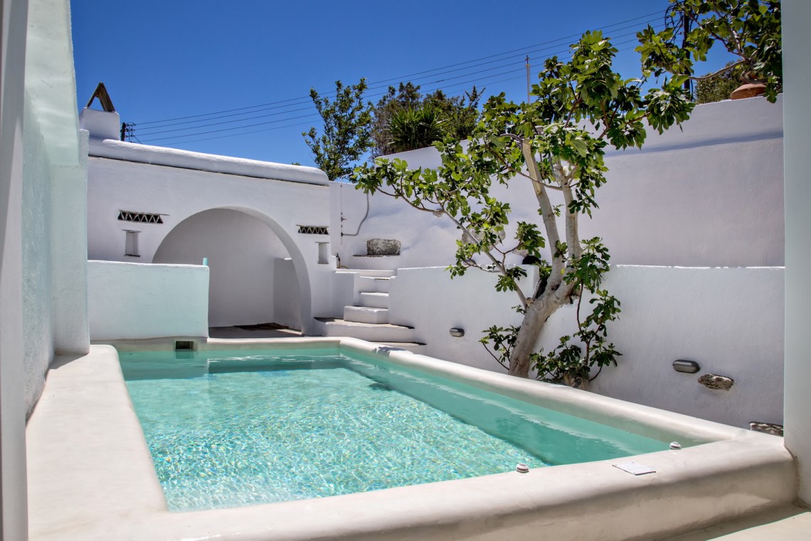 Ιδιωτική πισίνα της Beachside Villa με θέα στο Αιγαίο.