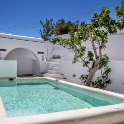 Ιδιωτική πισίνα της Beachside Villa με θέα στο Αιγαίο.