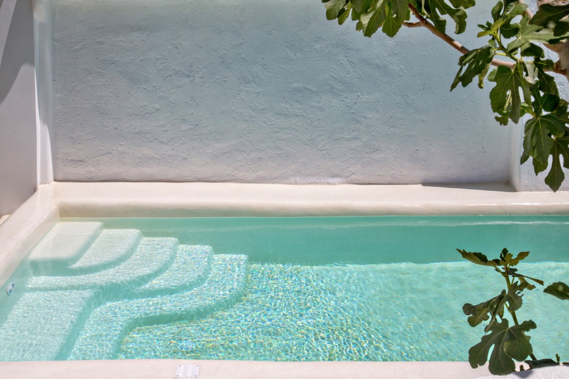 Ιδιωτική πισίνα της Beachside Villa με θέα στο Αιγαίο.