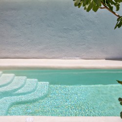 Ιδιωτική πισίνα της Beachside Villa με θέα στο Αιγαίο.