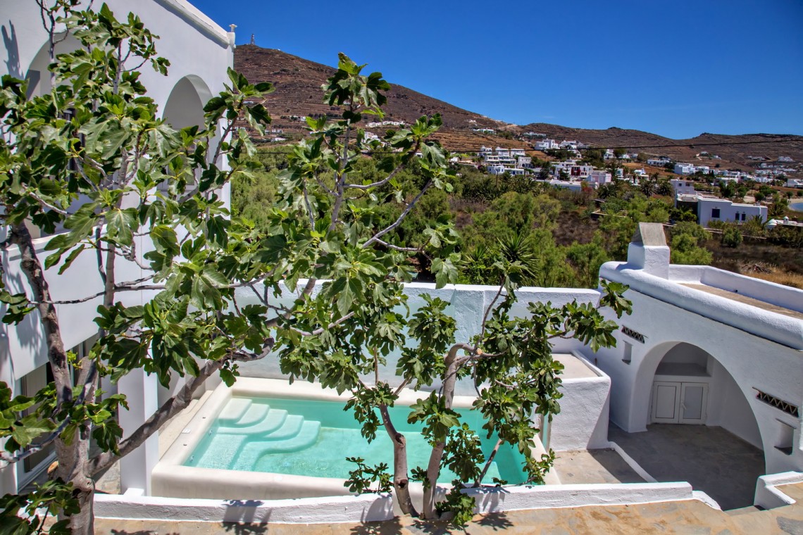Ιδιωτική πισίνα της Beachside Villa με θέα στο Αιγαίο.