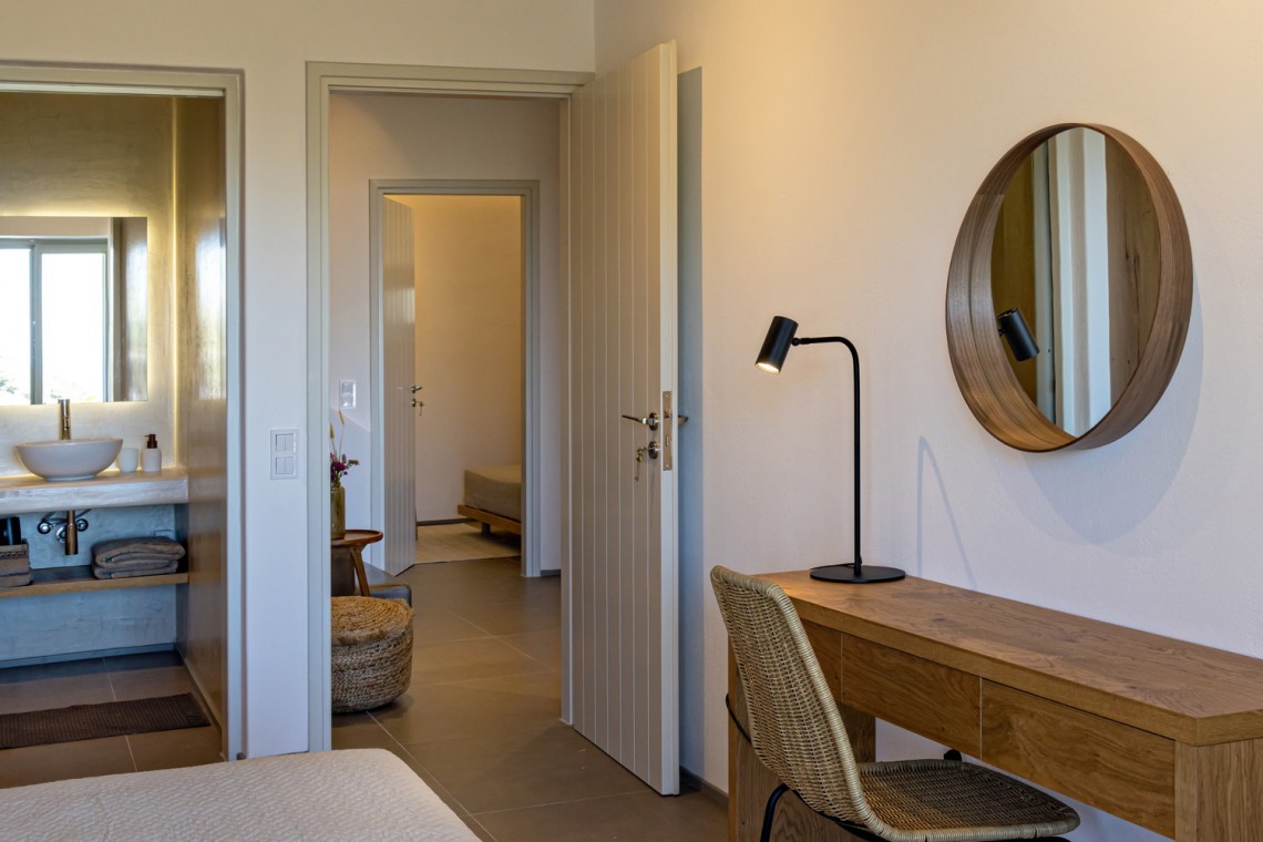 Villa Erato – Πολυτελής κατοικία με minimal boho design στο Τριαντάρο της Τήνου.