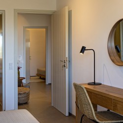 Villa Erato – Πολυτελής κατοικία με minimal boho design στο Τριαντάρο της Τήνου.