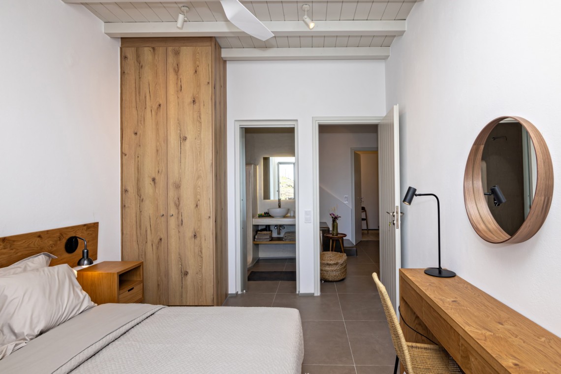Double bedroom with high-quality mattress and ensuite bathroom at Villa Erato, Triantaros.