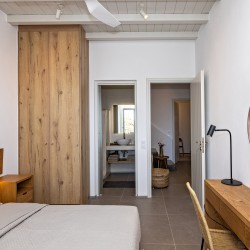 Double bedroom with high-quality mattress and ensuite bathroom at Villa Erato, Triantaros.