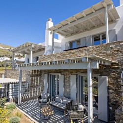 Βεράντα της Villa Erato με εξωτερική τραπεζαρία και μαγευτική θέα στο Αιγαίο.