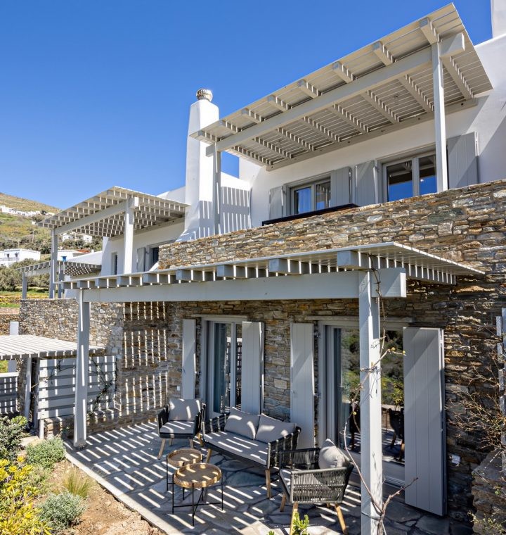 Βεράντα της Villa Erato με εξωτερική τραπεζαρία και μαγευτική θέα στο Αιγαίο.
