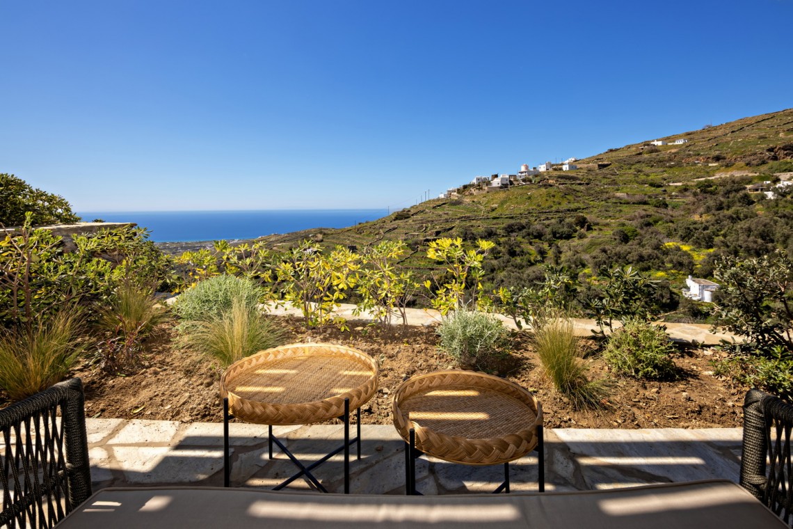 Βεράντα της Villa Erato με εξωτερική τραπεζαρία και μαγευτική θέα στο Αιγαίο.