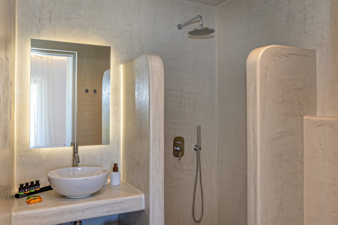 Villa Erato – Πολυτελής κατοικία με minimal boho design στο Τριαντάρο της Τήνου.