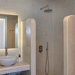 Villa Erato – Πολυτελής κατοικία με minimal boho design στο Τριαντάρο της Τήνου.