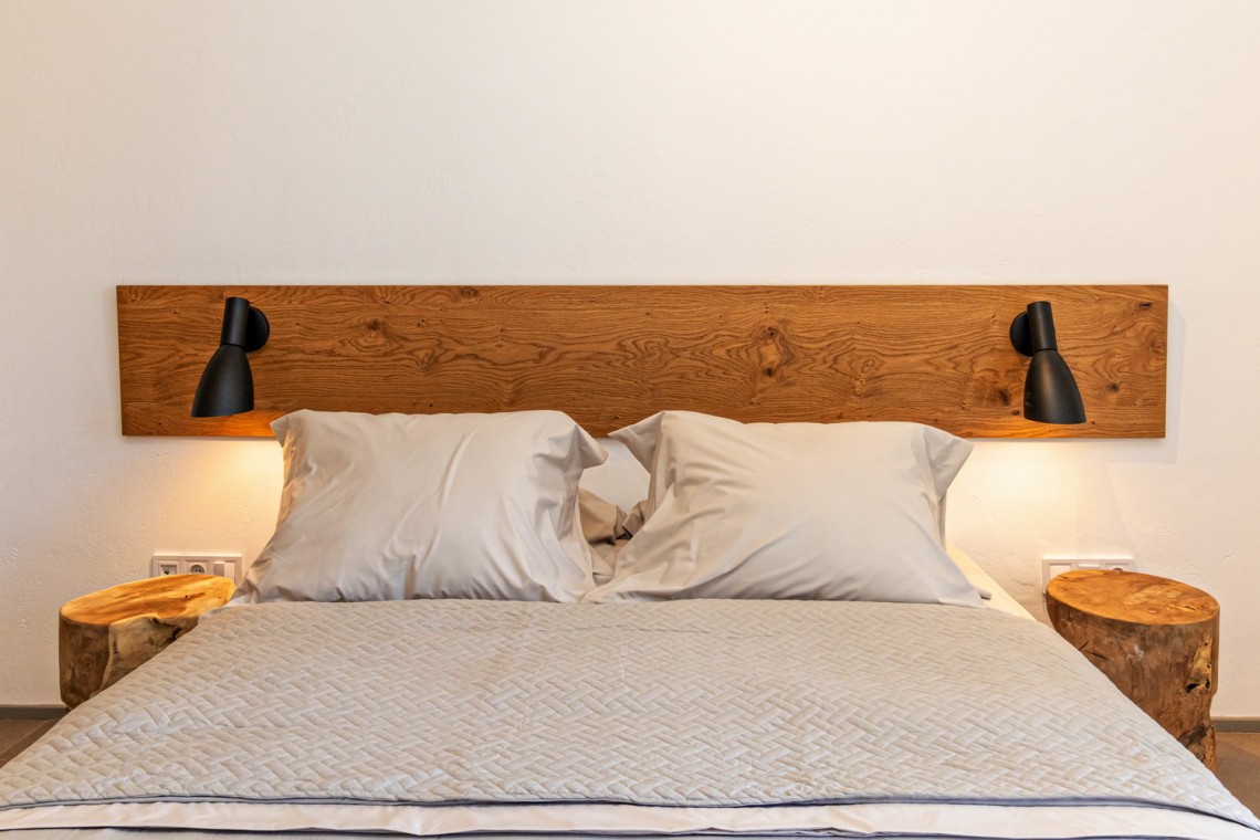 Double bedroom with high-quality mattress and ensuite bathroom at Villa Erato, Triantaros.