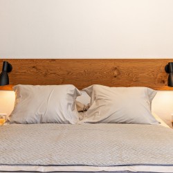 Double bedroom with high-quality mattress and ensuite bathroom at Villa Erato, Triantaros.