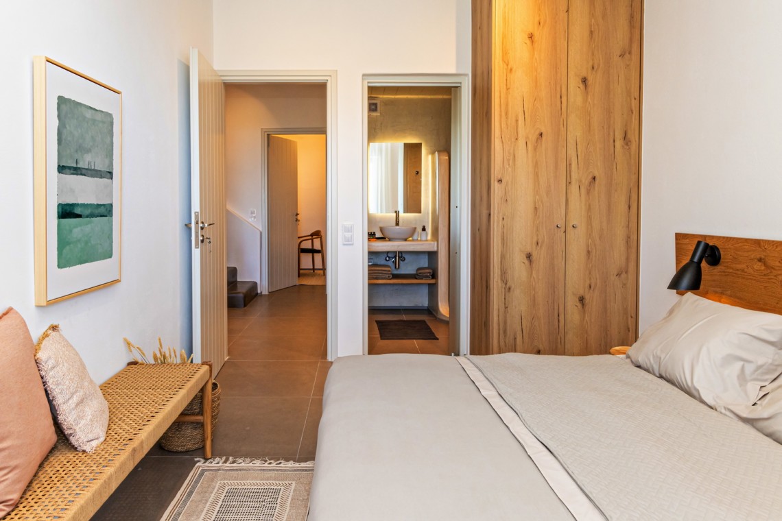 Double bedroom with high-quality mattress and ensuite bathroom at Villa Erato, Triantaros.