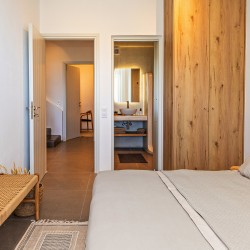 Double bedroom with high-quality mattress and ensuite bathroom at Villa Erato, Triantaros.