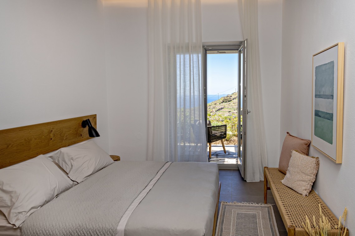 Double bedroom with high-quality mattress and ensuite bathroom at Villa Erato, Triantaros.