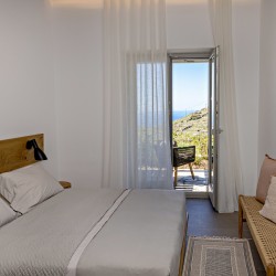 Double bedroom with high-quality mattress and ensuite bathroom at Villa Erato, Triantaros.