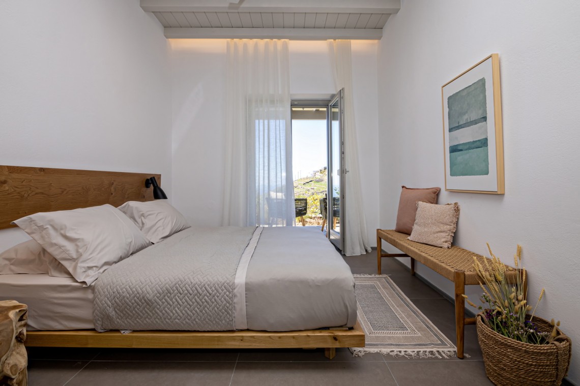 Double bedroom with high-quality mattress and ensuite bathroom at Villa Erato, Triantaros.