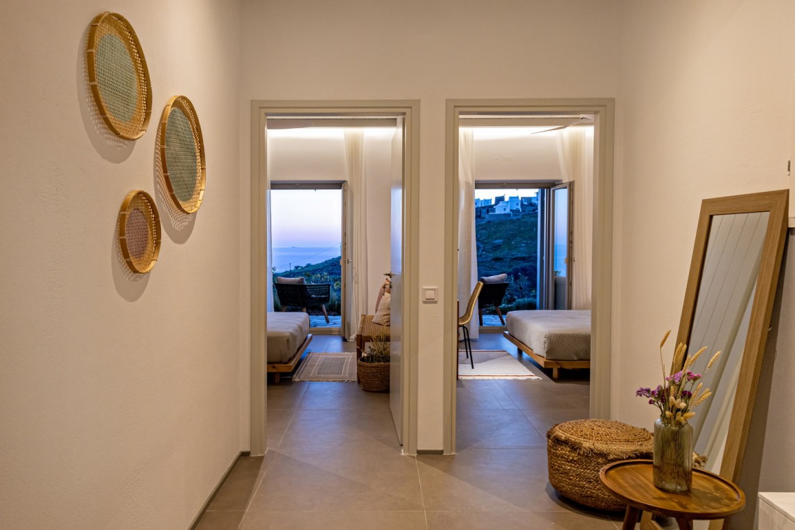 Υπνοδωμάτιο της Villa Erato με ensuite μπάνιο και κομψή διακόσμηση.