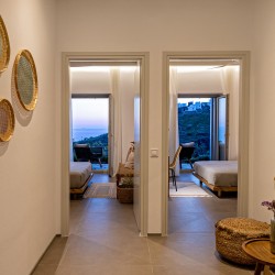 Υπνοδωμάτιο της Villa Erato με ensuite μπάνιο και κομψή διακόσμηση.