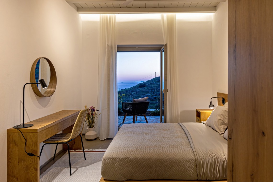 Υπνοδωμάτιο της Villa Erato με ensuite μπάνιο και κομψή διακόσμηση.