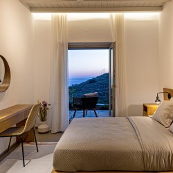 Υπνοδωμάτιο της Villa Erato με ensuite μπάνιο και κομψή διακόσμηση.