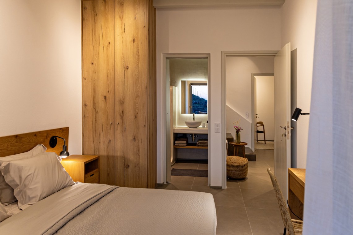 Υπνοδωμάτιο της Villa Erato με ensuite μπάνιο και κομψή διακόσμηση.