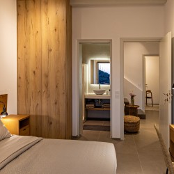 Υπνοδωμάτιο της Villa Erato με ensuite μπάνιο και κομψή διακόσμηση.
