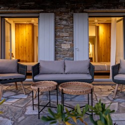 Villa Erato – Πολυτελής κατοικία με minimal boho design στο Τριαντάρο της Τήνου.