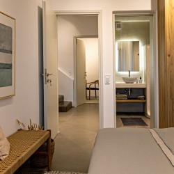 Villa Erato – Πολυτελής κατοικία με minimal boho design στο Τριαντάρο της Τήνου.