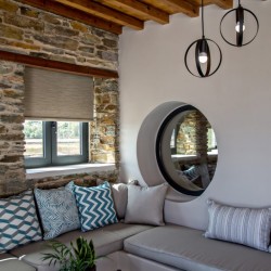 VF Villa – Πολυτελής βίλα με ιδιωτική πισίνα και minimal σχεδιασμό στην Τήνο.