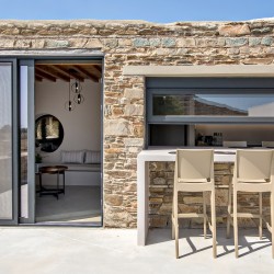 VF Villa – Πολυτελής βίλα με ιδιωτική πισίνα και minimal σχεδιασμό στην Τήνο.