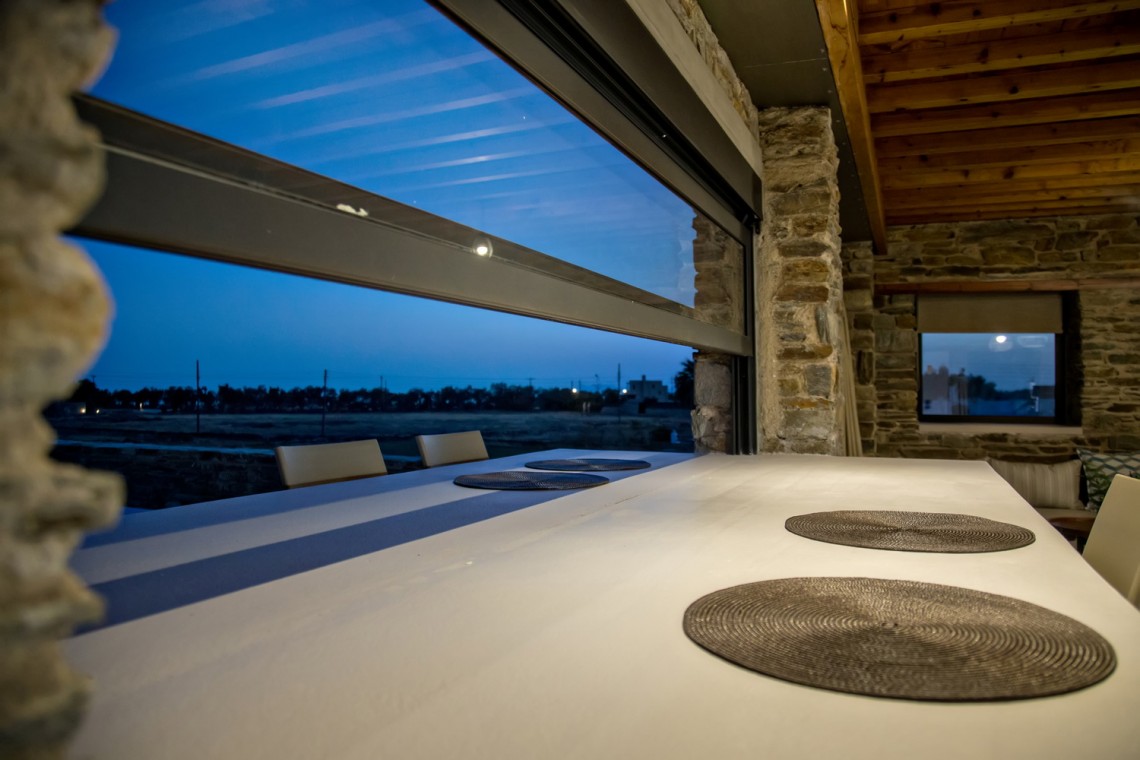 VF Villa – Πολυτελής βίλα με ιδιωτική πισίνα και minimal σχεδιασμό στην Τήνο.